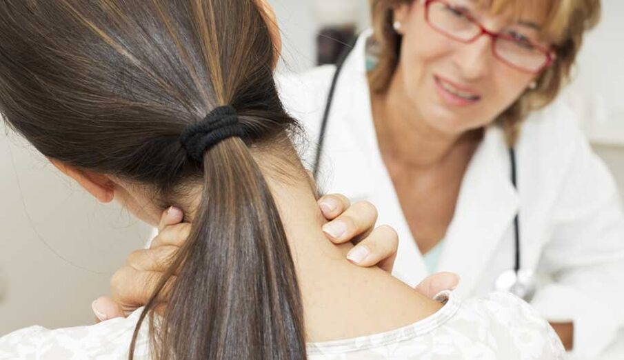 Un médecin examine un patient atteint d'ostéochondrose